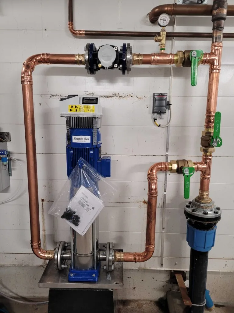 Kopparrör och pumpinstallation